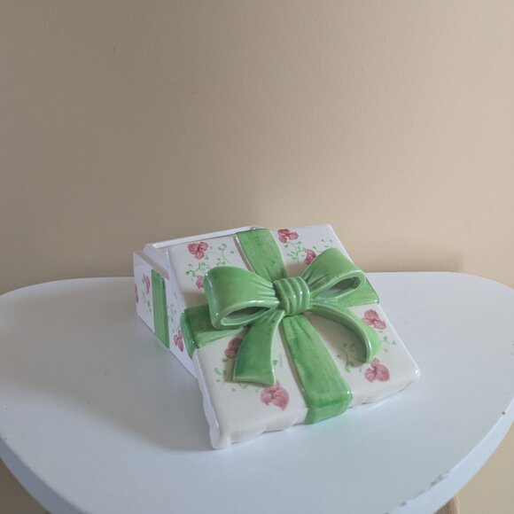 RIBBON PRESENT VINTAGE CERAMIC TRINKET BOX - Picture 2 of 3